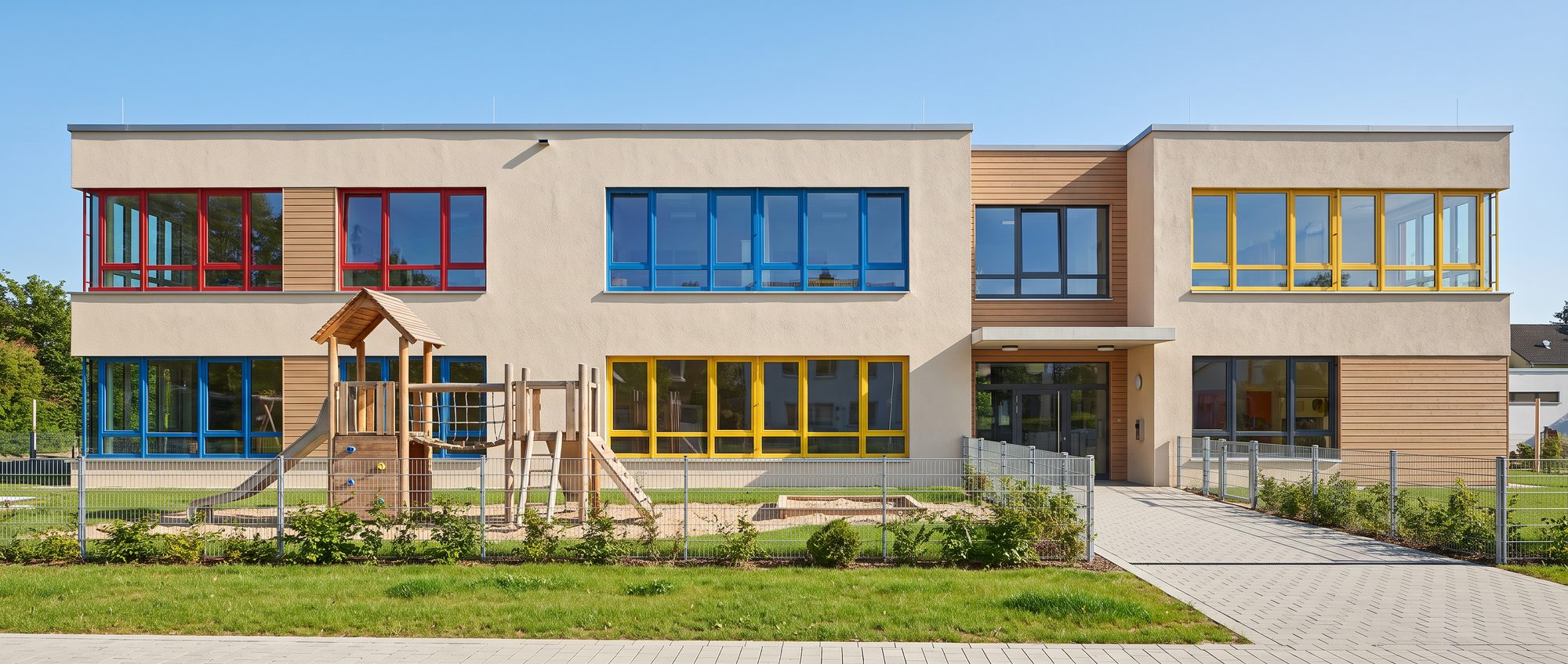 Kindergarten mit farbigen Fensterrahmen und Sicherheitsverglasung